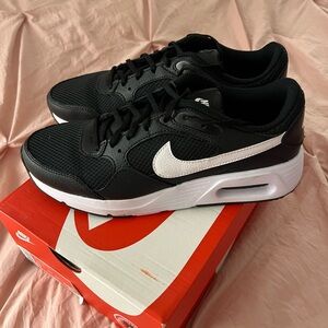 Nike women’s Black and White Air Max Sneakers